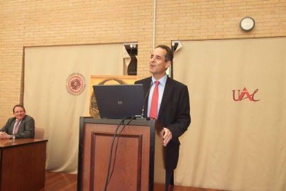 El acto de la Facultad de Derecho de la UAL, lo ha presidido el rector Carmelo Rodríguez. Fotos: JA Barrios