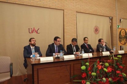 El acto de la Facultad de Derecho de la UAL, lo ha presidido el rector Carmelo Rodríguez. Fotos: JA Barrios