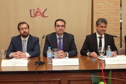 El acto de la Facultad de Derecho de la UAL, lo ha presidido el rector Carmelo Rodríguez. Fotos: JA Barrios