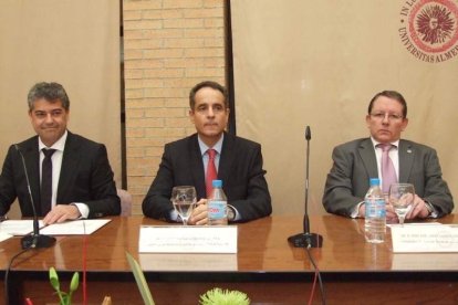 El acto de la Facultad de Derecho de la UAL, lo ha presidido el rector Carmelo Rodríguez. Fotos: JA Barrios