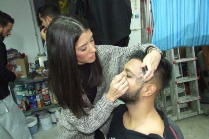 La comparsa ‘Volver’ se prepara en el Puerto Pesquero y ‘La Parada’ en la Traíña. Fotos: JA Barrios