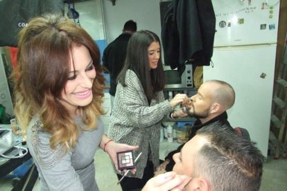 La comparsa ‘Volver’ se prepara en el Puerto Pesquero y ‘La Parada’ en la Traíña. Fotos: JA Barrios