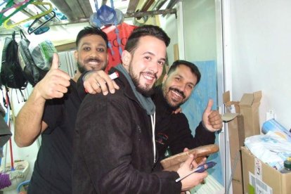 La comparsa ‘Volver’ se prepara en el Puerto Pesquero y ‘La Parada’ en la Traíña. Fotos: JA Barrios