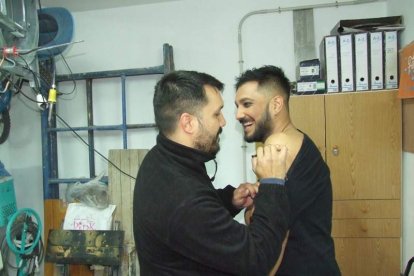 La comparsa ‘Volver’ se prepara en el Puerto Pesquero y ‘La Parada’ en la Traíña. Fotos: JA Barrios