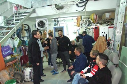 La comparsa ‘Volver’ se prepara en el Puerto Pesquero y ‘La Parada’ en la Traíña. Fotos: JA Barrios