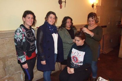 La comparsa ‘Volver’ se prepara en el Puerto Pesquero y ‘La Parada’ en la Traíña. Fotos: JA Barrios