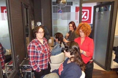 La comparsa ‘Volver’ se prepara en el Puerto Pesquero y ‘La Parada’ en la Traíña. Fotos: JA Barrios