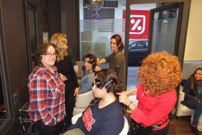 La comparsa ‘Volver’ se prepara en el Puerto Pesquero y ‘La Parada’ en la Traíña. Fotos: JA Barrios