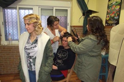 La comparsa ‘Volver’ se prepara en el Puerto Pesquero y ‘La Parada’ en la Traíña. Fotos: JA Barrios