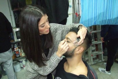 La comparsa ‘Volver’ se prepara en el Puerto Pesquero y ‘La Parada’ en la Traíña. Fotos: JA Barrios