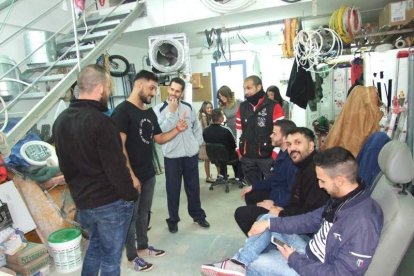 La comparsa ‘Volver’ se prepara en el Puerto Pesquero y ‘La Parada’ en la Traíña. Fotos: JA Barrios