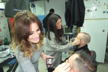 La comparsa ‘Volver’ se prepara en el Puerto Pesquero y ‘La Parada’ en la Traíña. Fotos: JA Barrios