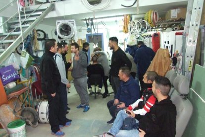 La comparsa ‘Volver’ se prepara en el Puerto Pesquero y ‘La Parada’ en la Traíña. Fotos: JA Barrios