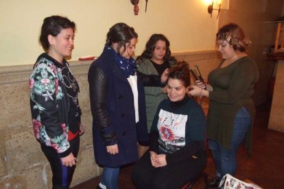 La comparsa ‘Volver’ se prepara en el Puerto Pesquero y ‘La Parada’ en la Traíña. Fotos: JA Barrios