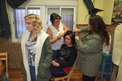 La comparsa ‘Volver’ se prepara en el Puerto Pesquero y ‘La Parada’ en la Traíña. Fotos: JA Barrios