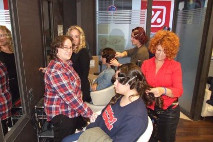 La comparsa ‘Volver’ se prepara en el Puerto Pesquero y ‘La Parada’ en la Traíña. Fotos: JA Barrios