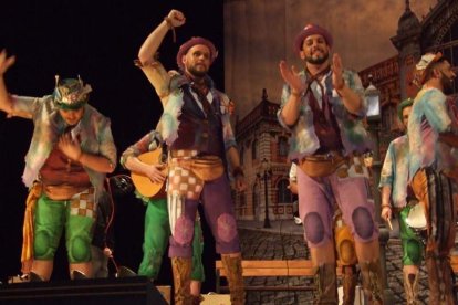 1ª semifinal del concurso de Carnaval. El Auditorio Maestro Padilla se ha llenado de gran apoyo a la fiesta.Fotos: JBarrios