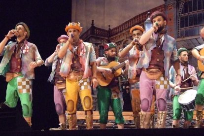 1ª semifinal del concurso de Carnaval. El Auditorio Maestro Padilla se ha llenado de gran apoyo a la fiesta.Fotos: JBarrios