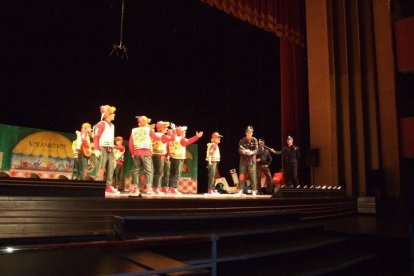 1ª semifinal del concurso de Carnaval. El Auditorio Maestro Padilla se ha llenado de gran apoyo a la fiesta.Fotos: JBarrios