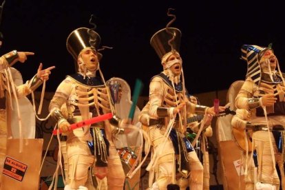 1ª semifinal del concurso de Carnaval. El Auditorio Maestro Padilla se ha llenado de gran apoyo a la fiesta.Fotos: JBarrios