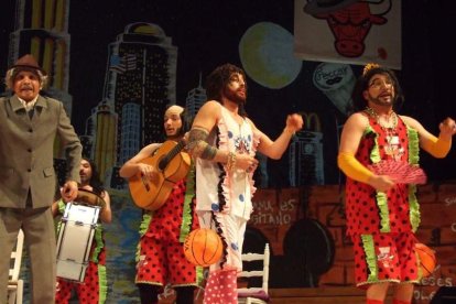 1ª semifinal del concurso de Carnaval. El Auditorio Maestro Padilla se ha llenado de gran apoyo a la fiesta.Fotos: JBarrios