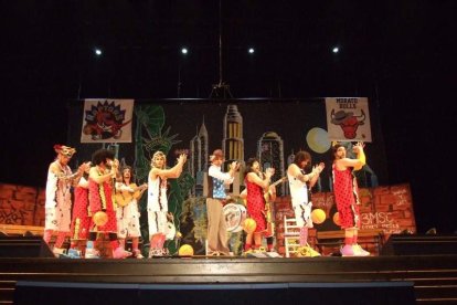 1ª semifinal del concurso de Carnaval. El Auditorio Maestro Padilla se ha llenado de gran apoyo a la fiesta.Fotos: JBarrios