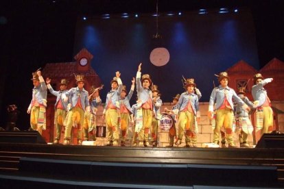 Comparsas, chirigotas, agrupaciones y cuarteto participan en esta fase. Fotos: JA Barrios