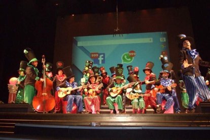 Comparsas, chirigotas, agrupaciones y cuarteto participan en esta fase. Fotos: JA Barrios