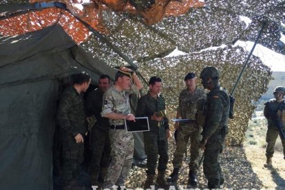 El general Ian Mortimer, mando en 2017, visita la base de Viator y revisa los recursos de la Legión.