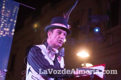 Lectura del Pregón del Carnaval de Almería a cargo de Juan Antonio Barrios. Fotos: Fran Muñoz.