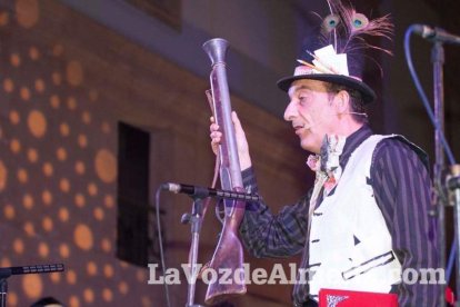 Lectura del Pregón del Carnaval de Almería a cargo de Juan Antonio Barrios. Fotos: Fran Muñoz.
