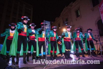 Lectura del Pregón del Carnaval de Almería a cargo de Juan Antonio Barrios. Fotos: Fran Muñoz.