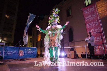 Lectura del Pregón del Carnaval de Almería a cargo de Juan Antonio Barrios. Fotos: Fran Muñoz.