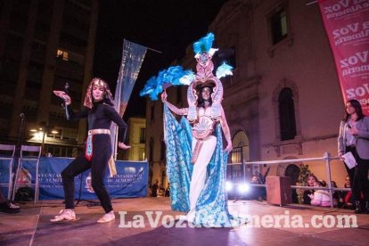 Lectura del Pregón del Carnaval de Almería a cargo de Juan Antonio Barrios. Fotos: Fran Muñoz.