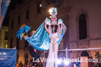 Lectura del Pregón del Carnaval de Almería a cargo de Juan Antonio Barrios. Fotos: Fran Muñoz.