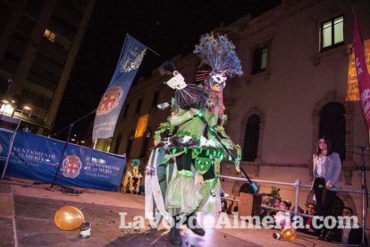 Lectura del Pregón del Carnaval de Almería a cargo de Juan Antonio Barrios. Fotos: Fran Muñoz.