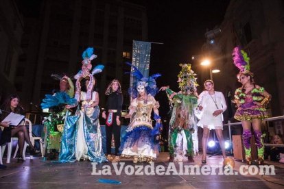 Lectura del Pregón del Carnaval de Almería a cargo de Juan Antonio Barrios. Fotos: Fran Muñoz.