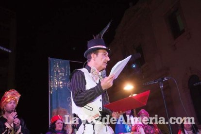 Lectura del Pregón del Carnaval de Almería a cargo de Juan Antonio Barrios. Fotos: Fran Muñoz.