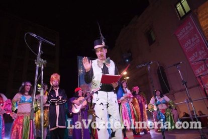 Lectura del Pregón del Carnaval de Almería a cargo de Juan Antonio Barrios. Fotos: Fran Muñoz.