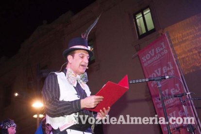 Lectura del Pregón del Carnaval de Almería a cargo de Juan Antonio Barrios. Fotos: Fran Muñoz.