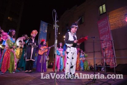 Lectura del Pregón del Carnaval de Almería a cargo de Juan Antonio Barrios. Fotos: Fran Muñoz.