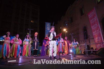 Lectura del Pregón del Carnaval de Almería a cargo de Juan Antonio Barrios. Fotos: Fran Muñoz.
