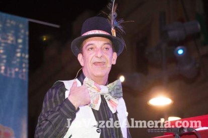 Lectura del Pregón del Carnaval de Almería a cargo de Juan Antonio Barrios. Fotos: Fran Muñoz.
