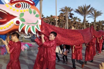 Año nuevo a lomos del dragón oriental. La comunidad china en Almería recibió ayer el año del mono de fuego entre festejos.