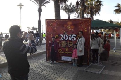 Año nuevo a lomos del dragón oriental. La comunidad china en Almería recibió ayer el año del mono de fuego entre festejos.