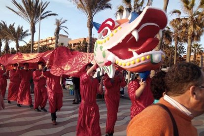 Año nuevo a lomos del dragón oriental. La comunidad china en Almería recibió ayer el año del mono de fuego entre festejos.