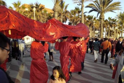 Año nuevo a lomos del dragón oriental. La comunidad china en Almería recibió ayer el año del mono de fuego entre festejos.