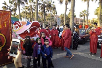 Año nuevo a lomos del dragón oriental. La comunidad china en Almería recibió ayer el año del mono de fuego entre festejos.