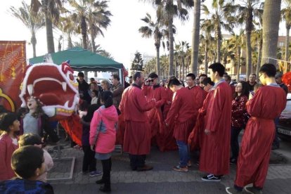 Año nuevo a lomos del dragón oriental. La comunidad china en Almería recibió ayer el año del mono de fuego entre festejos.
