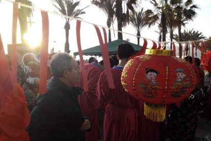 Año nuevo a lomos del dragón oriental. La comunidad china en Almería recibió ayer el año del mono de fuego entre festejos.